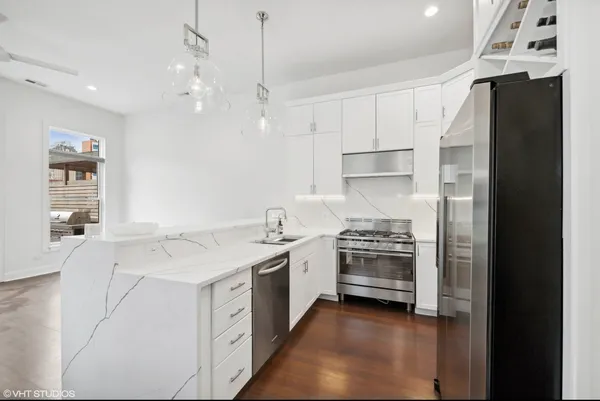 $9,000 | 215 North Green Street, Unit 2, Chicago, IL 60607