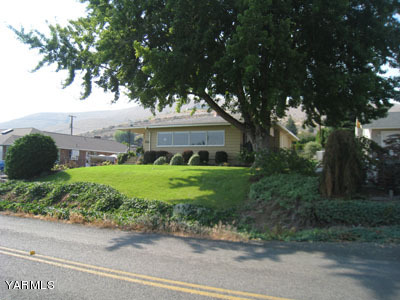 704 Meadowbrook Road Yakima, WA 98903 - Photo 3 of 33 a front view of a house with a yard