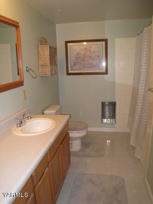 704 Meadowbrook Road Yakima, WA 98903 - Photo 21 of 33 a spacious bathroom with a toilet a sink and mirror