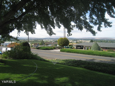704 Meadowbrook Road Yakima, WA 98903 - Photo 22 of 33 a view of a park