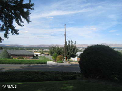 704 Meadowbrook Road Yakima, WA 98903 - Photo 23 of 33 a view of a yard with an outdoor space