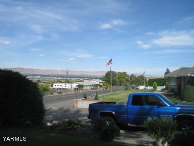 704 Meadowbrook Road Yakima, WA 98903 - Photo 24 of 33 a view of outdoor space and yard