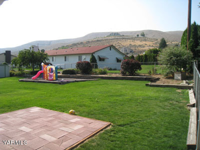 704 Meadowbrook Road Yakima, WA 98903 - Photo 29 of 33 a view of a house with a yard