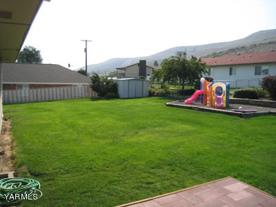 704 Meadowbrook Road Yakima, WA 98903 - Photo 30 of 33 a view of outdoor space yard and deck