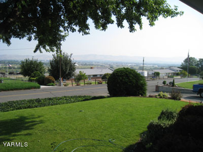 704 Meadowbrook Road Yakima, WA 98903 - Photo 6 of 33 a view of a garden with large trees
