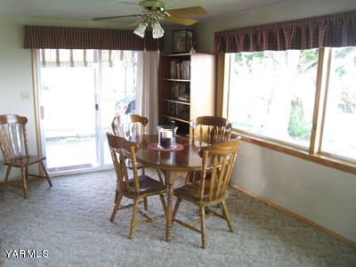 704 Meadowbrook Road Yakima, WA 98903 - Photo 10 of 33 a dining room with furniture window and outside view