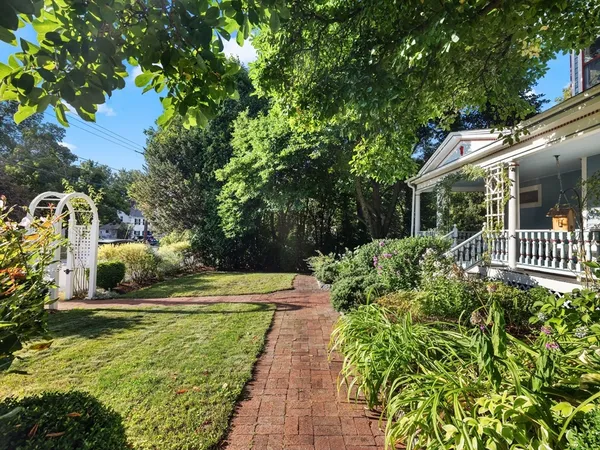 $1,150,000 | 4 Latisquama Road, Southborough, MA 01772