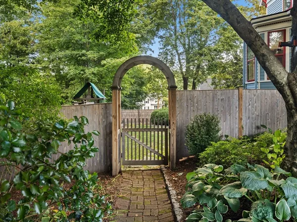 $1,150,000 | 4 Latisquama Road, Southborough, MA 01772