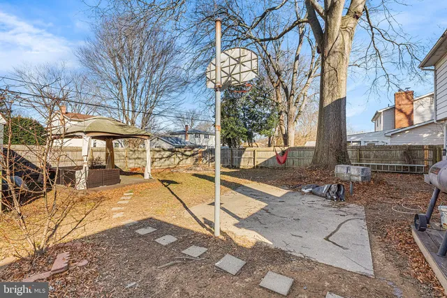 a view of a yard with sitting area