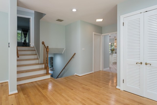 1122 Elm Ridge Drive Glencoe, IL 60022 - Photo 3 of 23