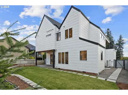 a view of a house with backyard