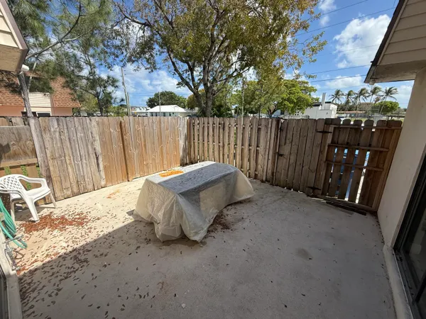 $2,250 | 717 West Ocean Avenue, Lantana, FL 33462
