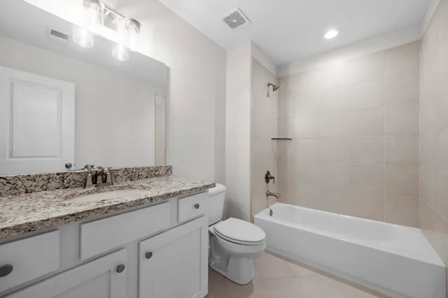 a view of backyard of the house