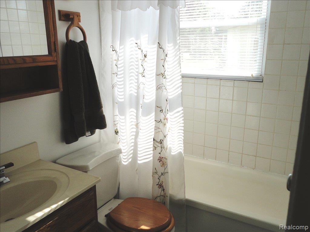 1157 Beta Road Walled Lake, MI 48390 - Photo 11 of 24 Bathroom