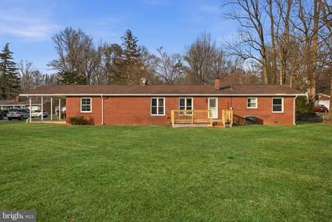 a view of a house with backyard and garden