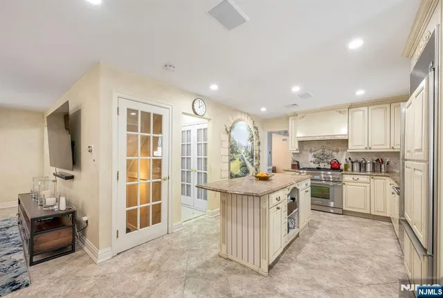 $1,260,000 | 18 Vermont Drive, Paramus, NJ 07652