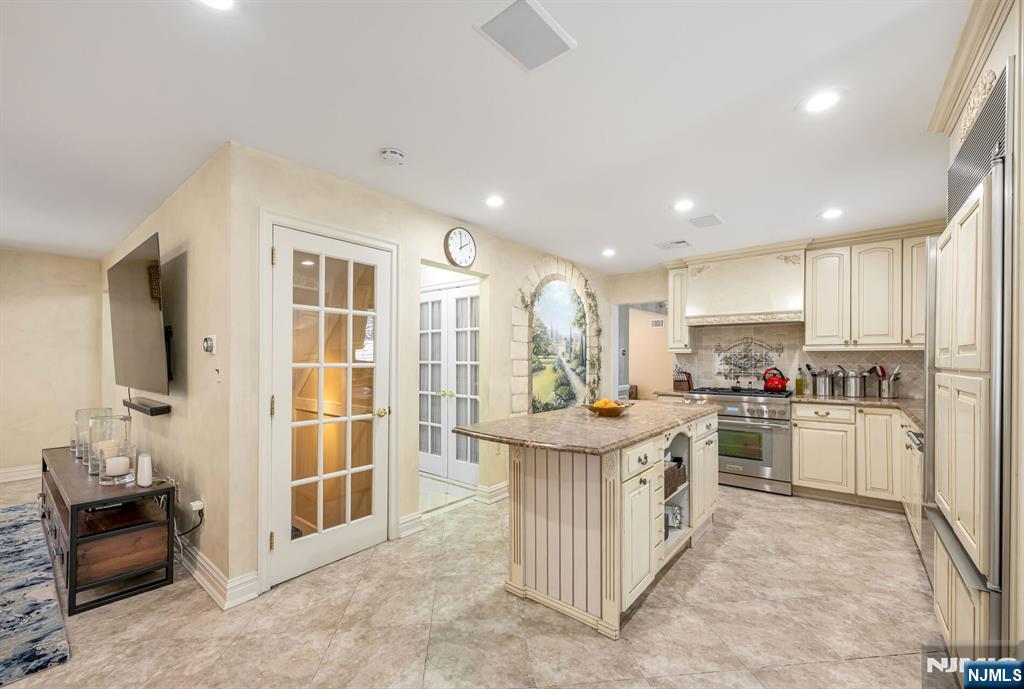 18 Vermont Drive Paramus, NJ 07652 - Photo 11 of 38