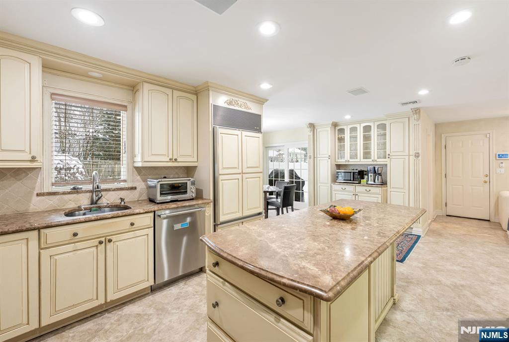 18 Vermont Drive Paramus, NJ 07652 - Photo 12 of 38