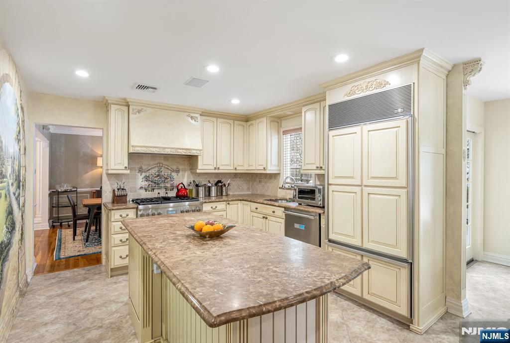 18 Vermont Drive Paramus, NJ 07652 - Photo 13 of 38