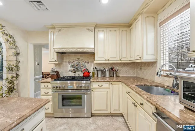 $1,260,000 | 18 Vermont Drive, Paramus, NJ 07652