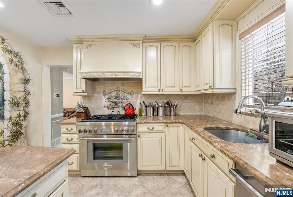 18 Vermont Drive Paramus, NJ 07652 - Photo 14 of 38