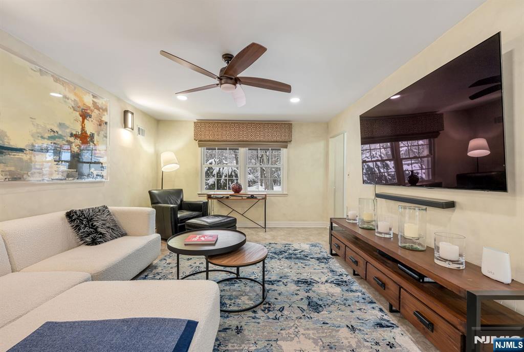 18 Vermont Drive Paramus, NJ 07652 - Photo 19 of 38