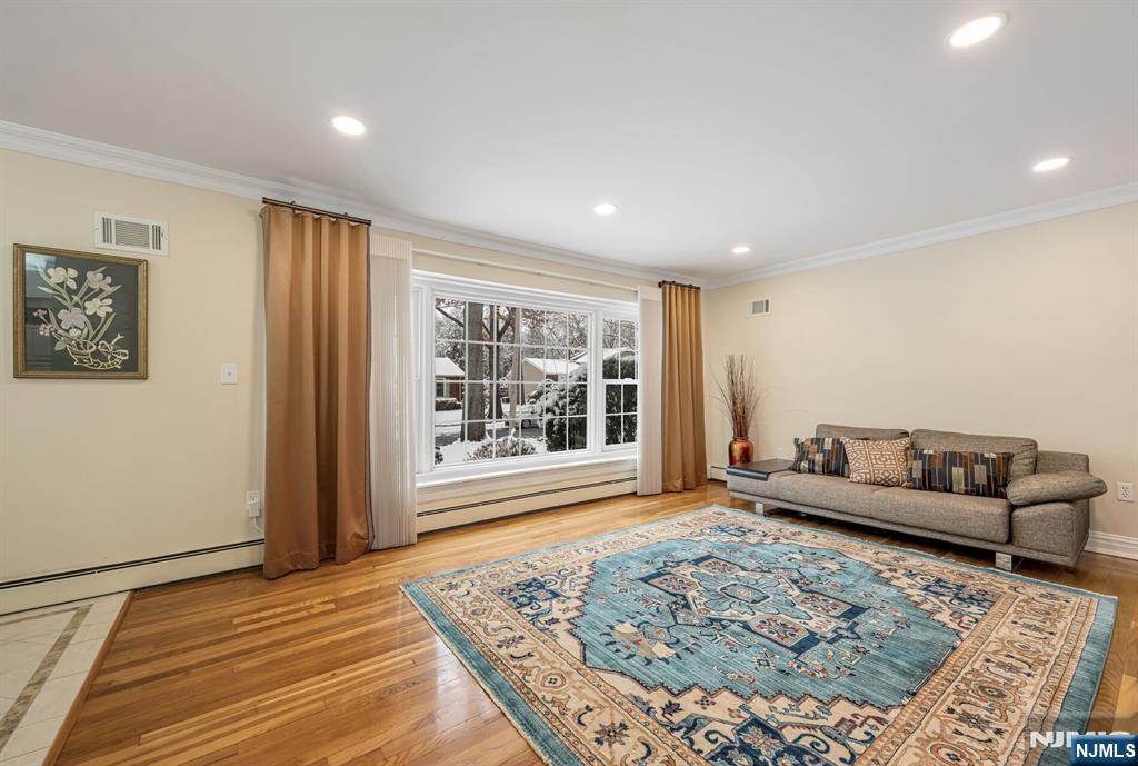 18 Vermont Drive Paramus, NJ 07652 - Photo 5 of 38
