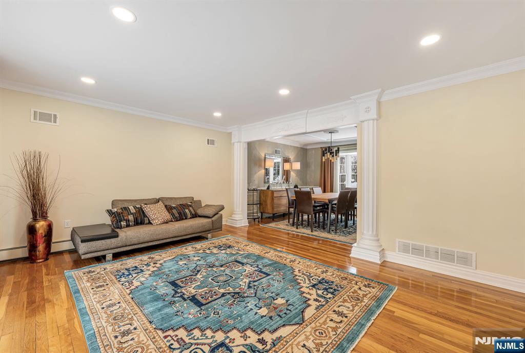 18 Vermont Drive Paramus, NJ 07652 - Photo 7 of 38