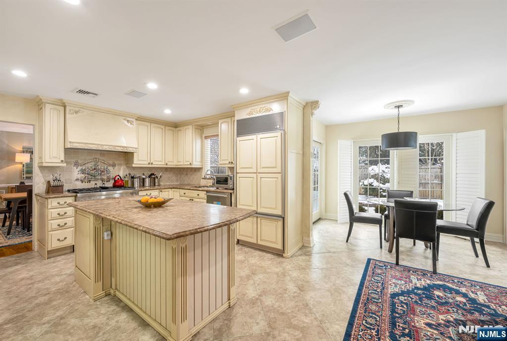 18 Vermont Drive Paramus, NJ 07652 - Photo 10 of 38