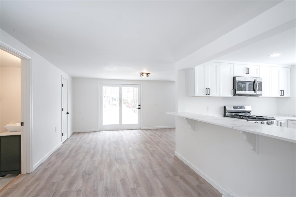 7 Little Island Park Pelham, NH 03076 - Photo 14 of 37