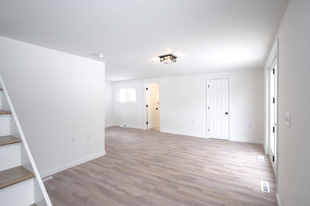 7 Little Island Park Pelham, NH 03076 - Photo 17 of 37