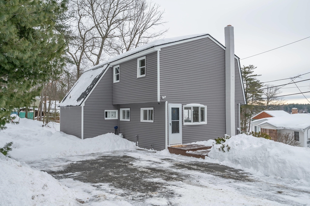 7 Little Island Park Pelham, NH 03076 - Photo 5 of 37