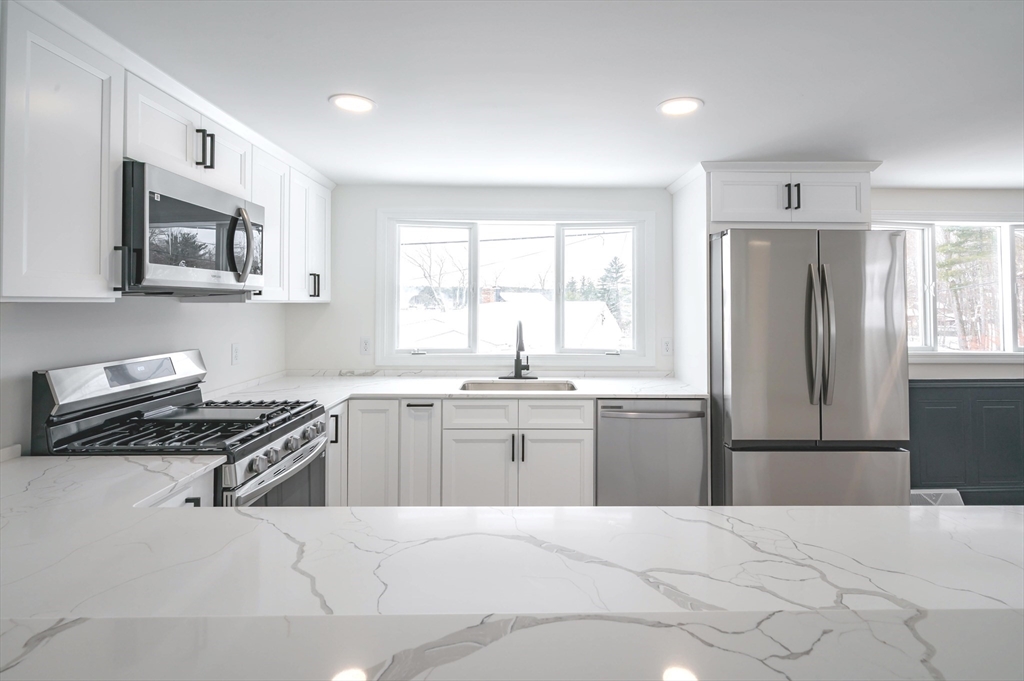 7 Little Island Park Pelham, NH 03076 - Photo 10 of 37