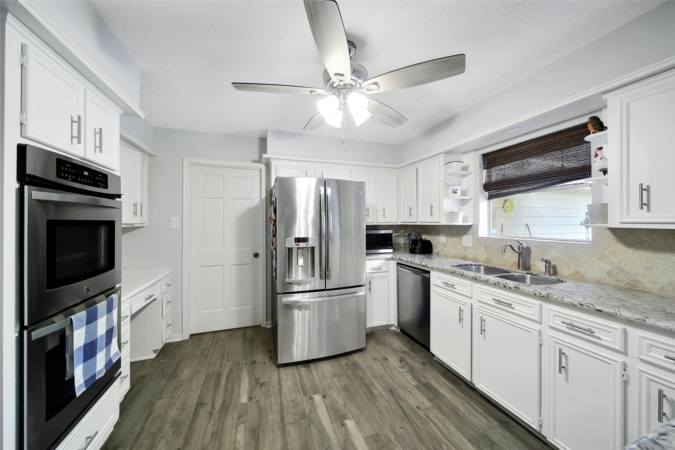 6522 Castle Pine Lane Spring, TX 77379 - Photo 16 of 38 a kitchen with a refrigerator stove and microwave