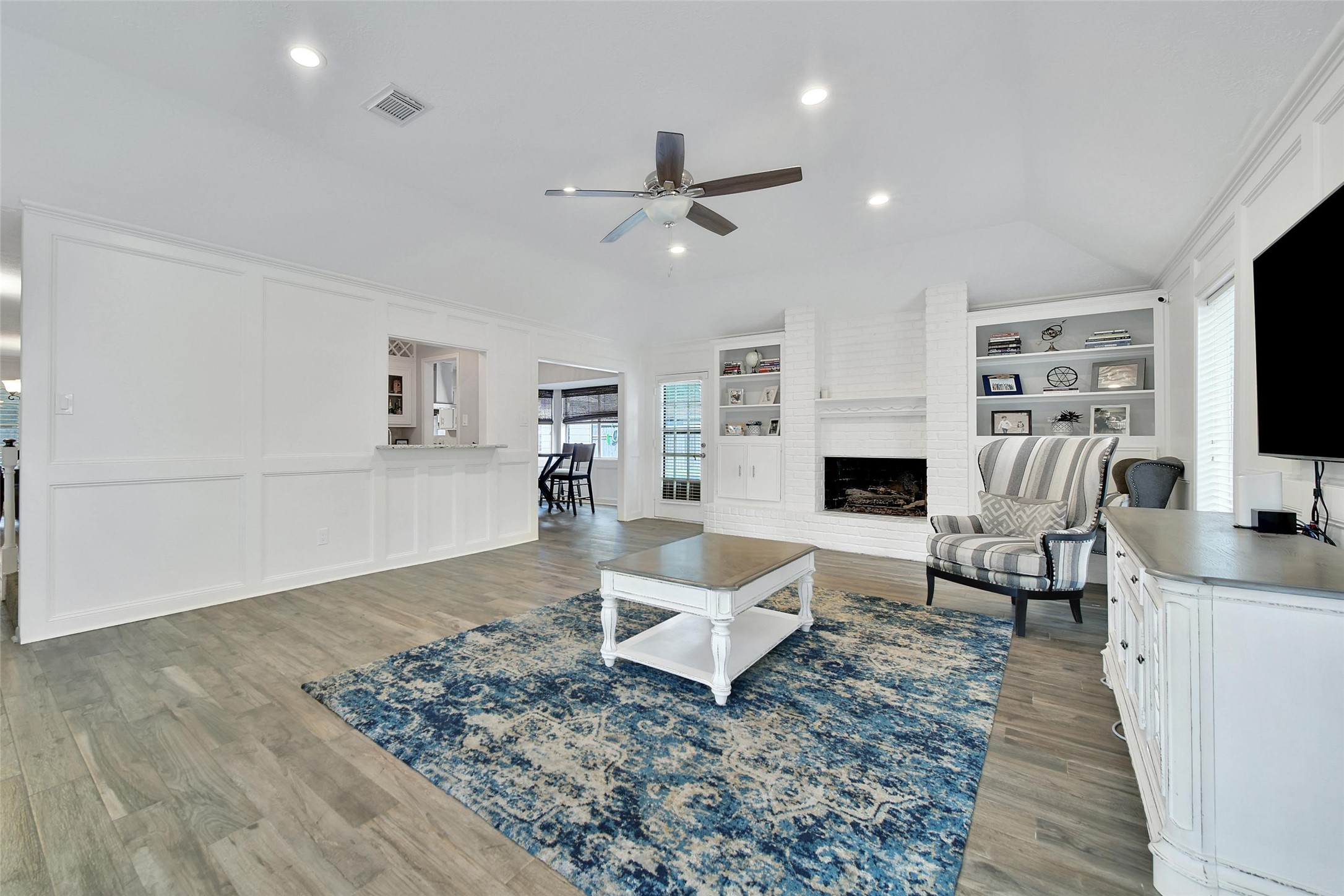 6522 Castle Pine Lane Spring, TX 77379 - Photo 7 of 38 a living room with furniture and a flat screen tv