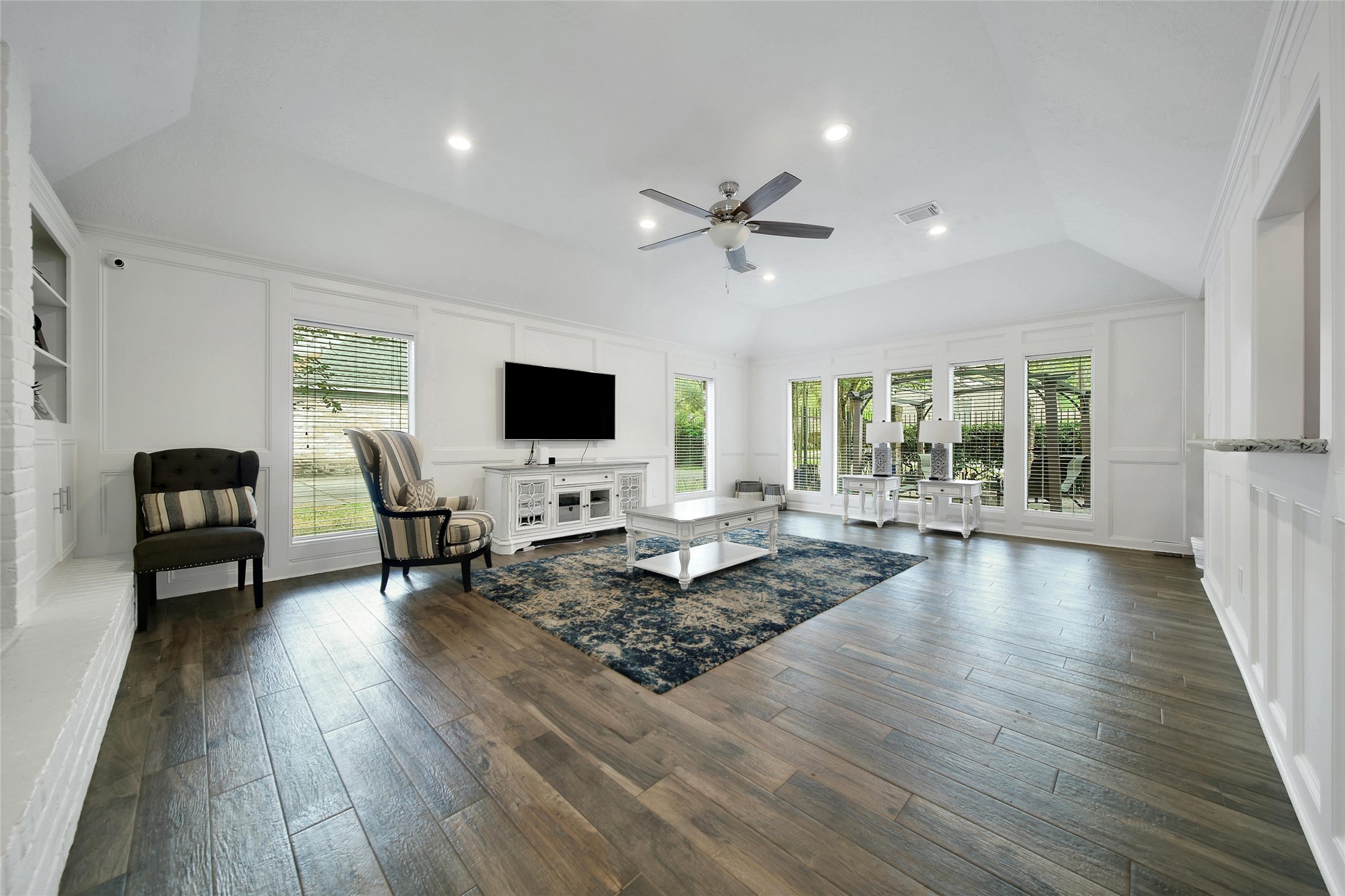 6522 Castle Pine Lane Spring, TX 77379 - Photo 9 of 38 a living room with furniture and a flat screen tv