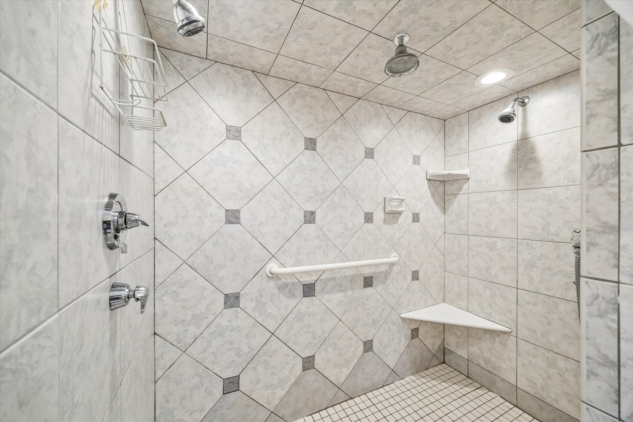 5515 Sylmar Road Houston, TX 77081 - Photo 15 of 28 Everyday will be a Spa-like experience!