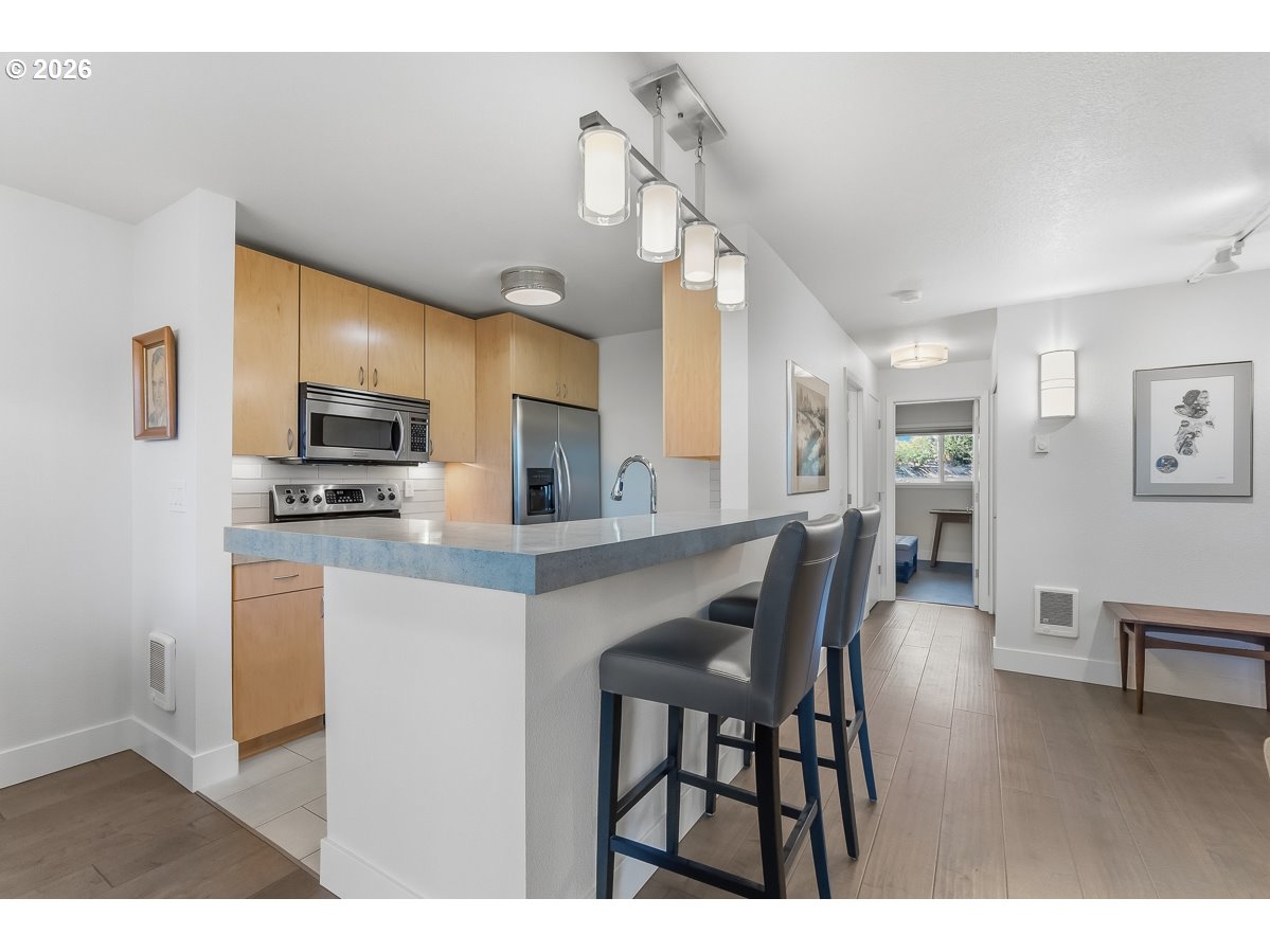 200 Southwest Burnham Road, Unit 103 Lake Oswego, OR 97034 - Photo 11 of 33 Kitchen