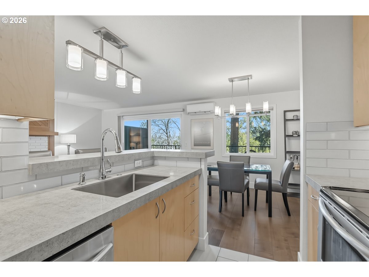 200 Southwest Burnham Road, Unit 103 Lake Oswego, OR 97034 - Photo 12 of 33 Kitchen