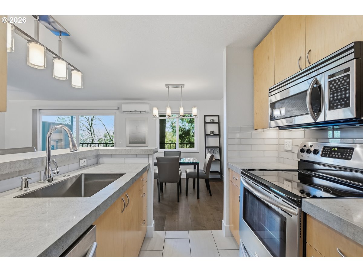 200 Southwest Burnham Road, Unit 103 Lake Oswego, OR 97034 - Photo 13 of 33 Kitchen
