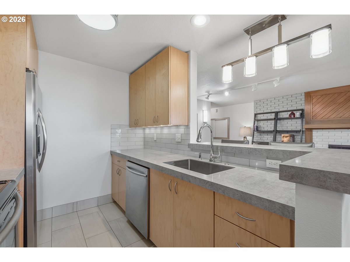 200 Southwest Burnham Road, Unit 103 Lake Oswego, OR 97034 - Photo 14 of 33 Kitchen