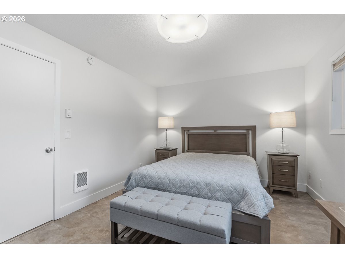 200 Southwest Burnham Road, Unit 103 Lake Oswego, OR 97034 - Photo 16 of 33 Bedroom, Primary