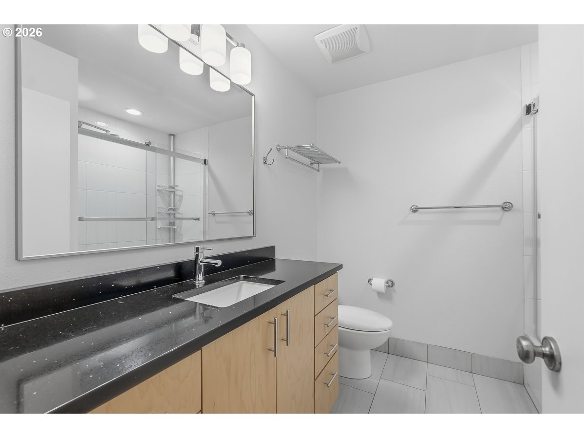 200 Southwest Burnham Road, Unit 103 Lake Oswego, OR 97034 - Photo 18 of 33 Bathroom