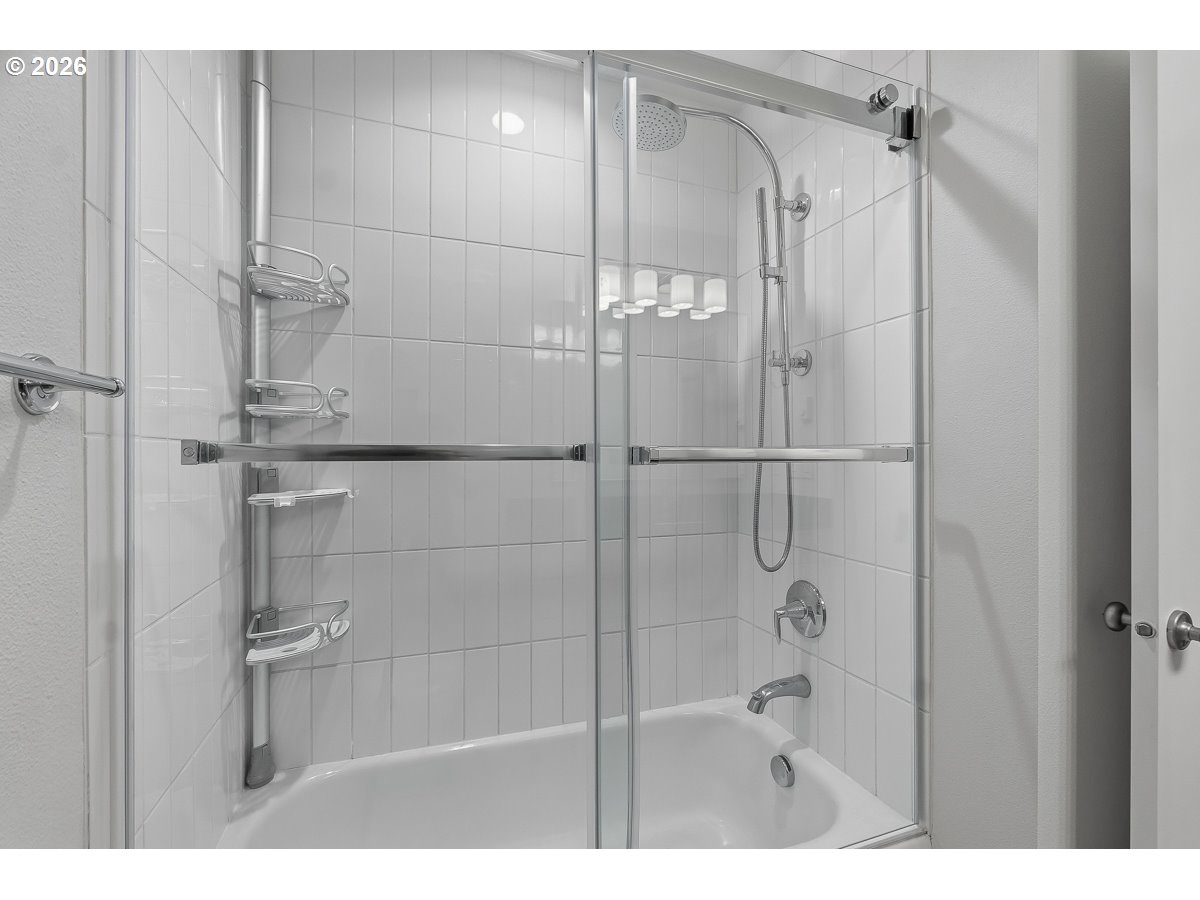 200 Southwest Burnham Road, Unit 103 Lake Oswego, OR 97034 - Photo 19 of 33 Bathroom