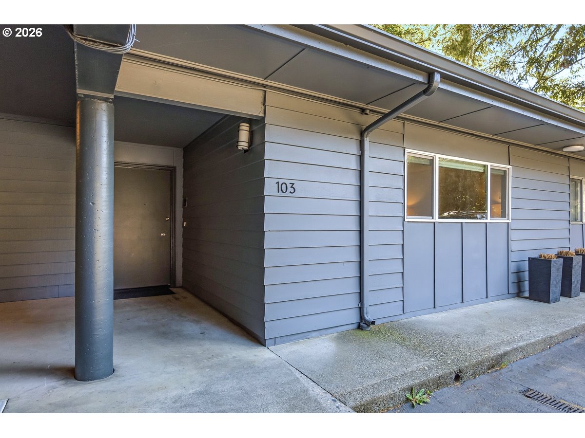 200 Southwest Burnham Road, Unit 103 Lake Oswego, OR 97034 - Photo 3 of 33 Exterior