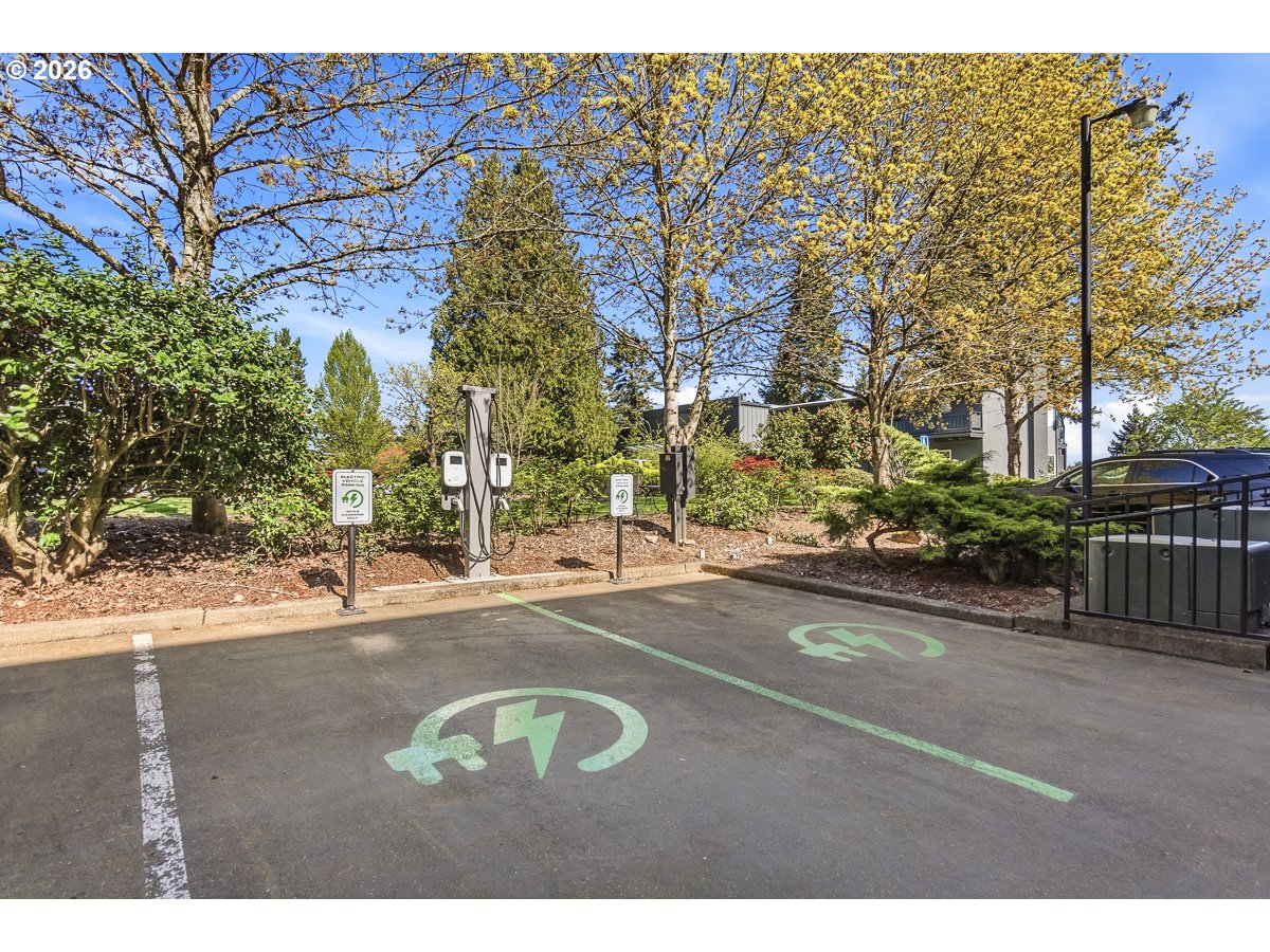 200 Southwest Burnham Road, Unit 103 Lake Oswego, OR 97034 - Photo 31 of 33 Parking