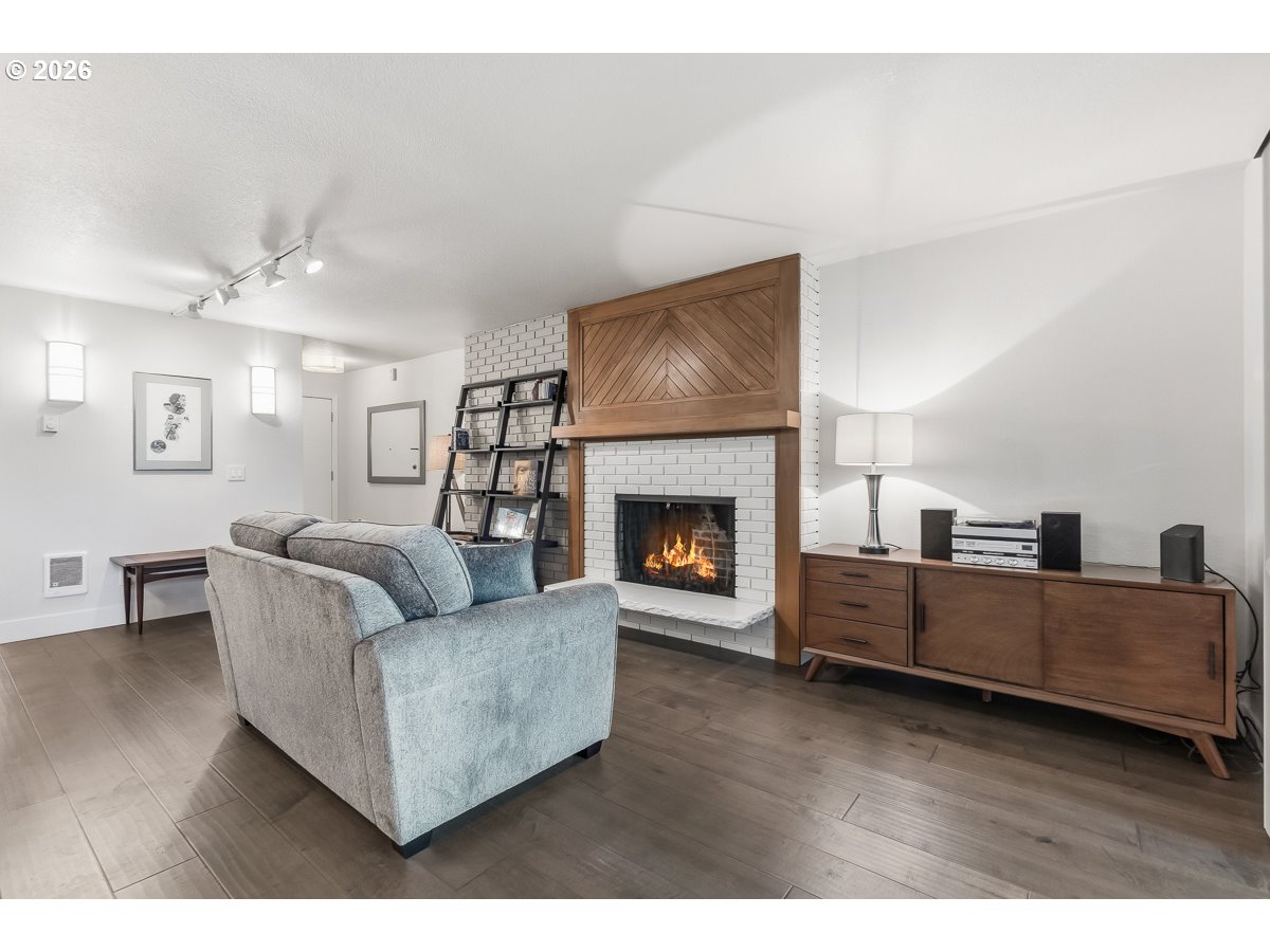 200 Southwest Burnham Road, Unit 103 Lake Oswego, OR 97034 - Photo 5 of 33 Living Room