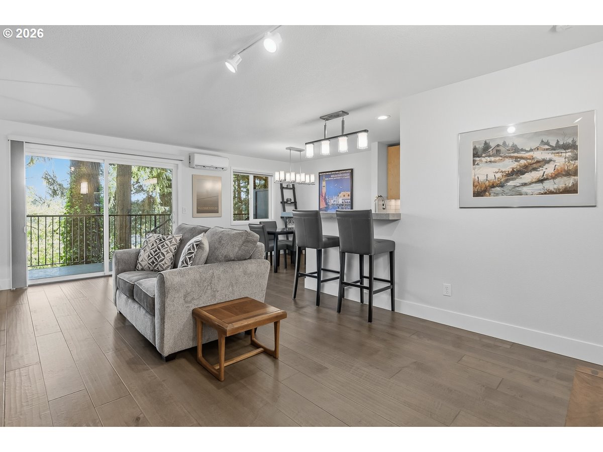 200 Southwest Burnham Road, Unit 103 Lake Oswego, OR 97034 - Photo 6 of 33 Living Room