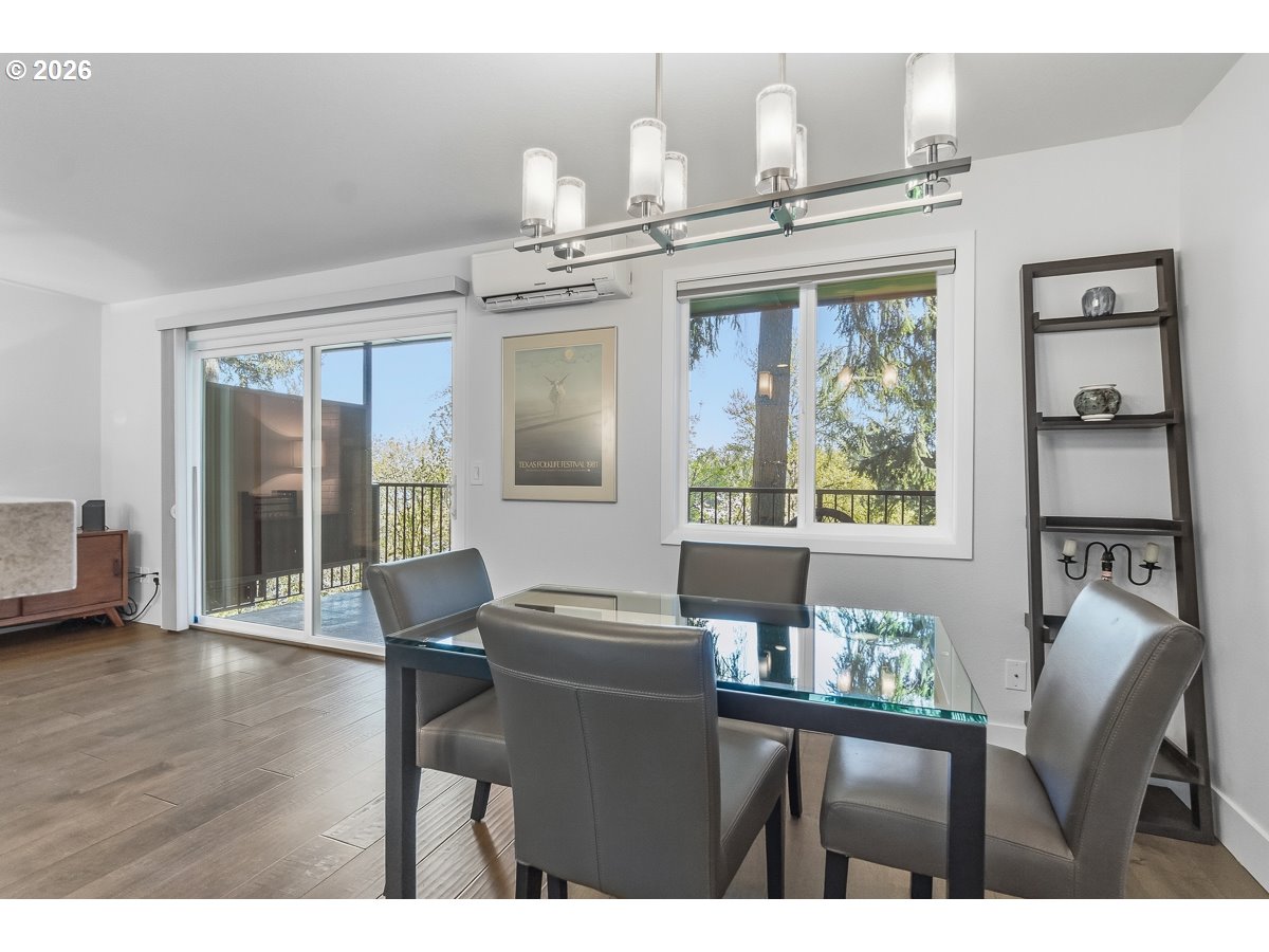200 Southwest Burnham Road, Unit 103 Lake Oswego, OR 97034 - Photo 8 of 33 Dining Room