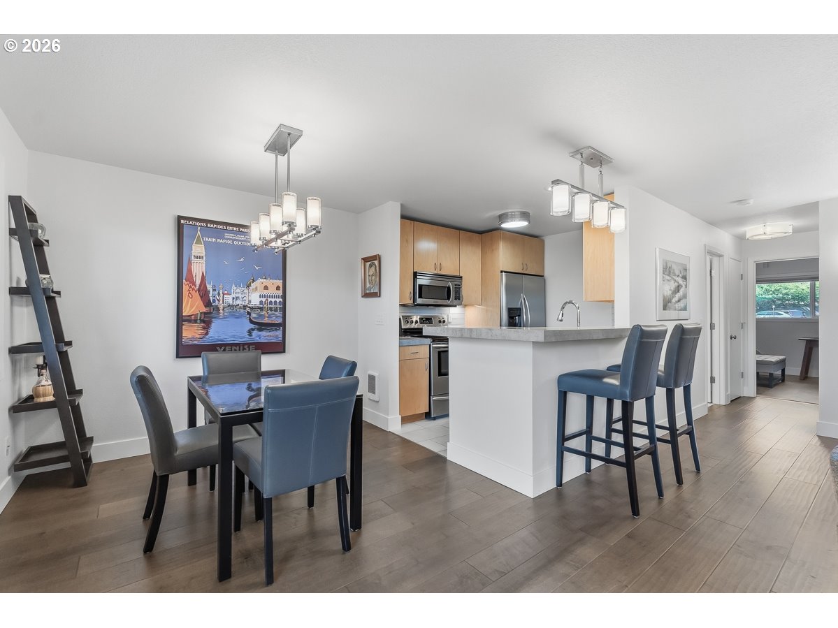 200 Southwest Burnham Road, Unit 103 Lake Oswego, OR 97034 - Photo 10 of 33 Kitchen/Dining Room